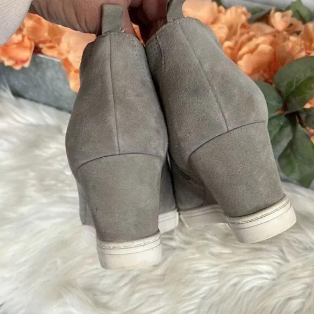 Slope heeled sneakers